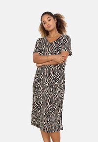 Kurzärmliges Kleid mit einem schwarz-beigen Zebra-Muster, knielang, aus weichem Stoff mit rundem Ausschnitt.