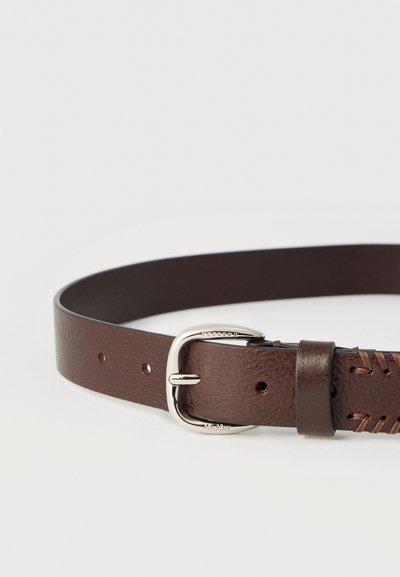 Καφέ δερμάτινη ζώνη με υφή στην επιφάνεια, που διαθέτει ασημένια μεταλλική ορθογώνια αγκράφα και διακοσμητική ραφή σε μία πλευρά.