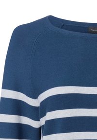 Blauwe gebreide trui met witte horizontale strepen en een ronde hals, waarbij de bovenste borst- en schouderpartij zichtbaar is.