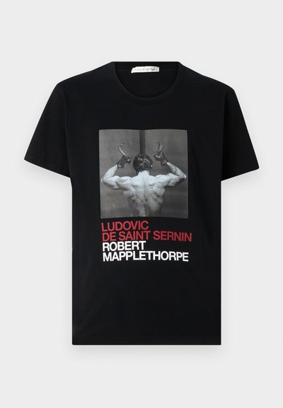 Schwarzes Baumwoll-T-Shirt mit einem grafischen Druck einer muskulösen Figur mit Hörnern. Der Text lautet "LUDOVIC DE SAINT SERNIN" und "ROBERT MAPPLETHORPE" in Rot und Weiß.