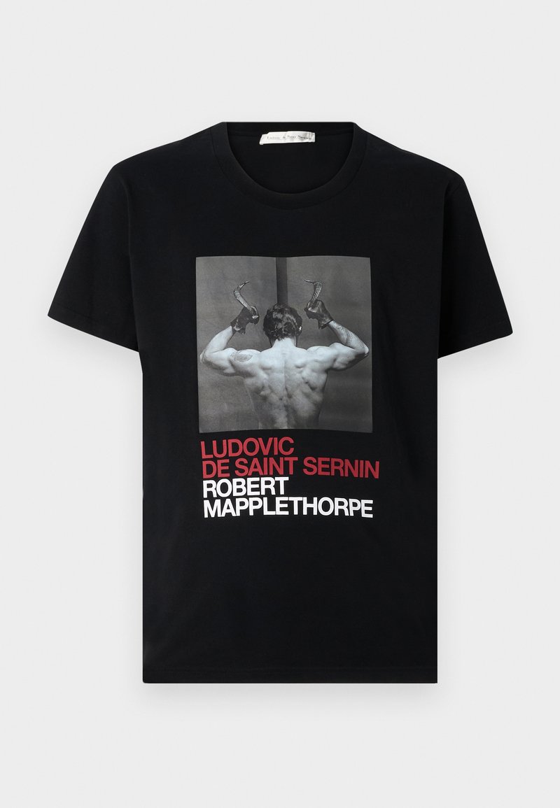 Sort bomuld t-shirt med et grafisk print af en muskuløs figur med horn. Teksten lyder "LUDOVIC DE SAINT SERNIN" og "ROBERT MAPPLETHORPE" i rød og hvid.