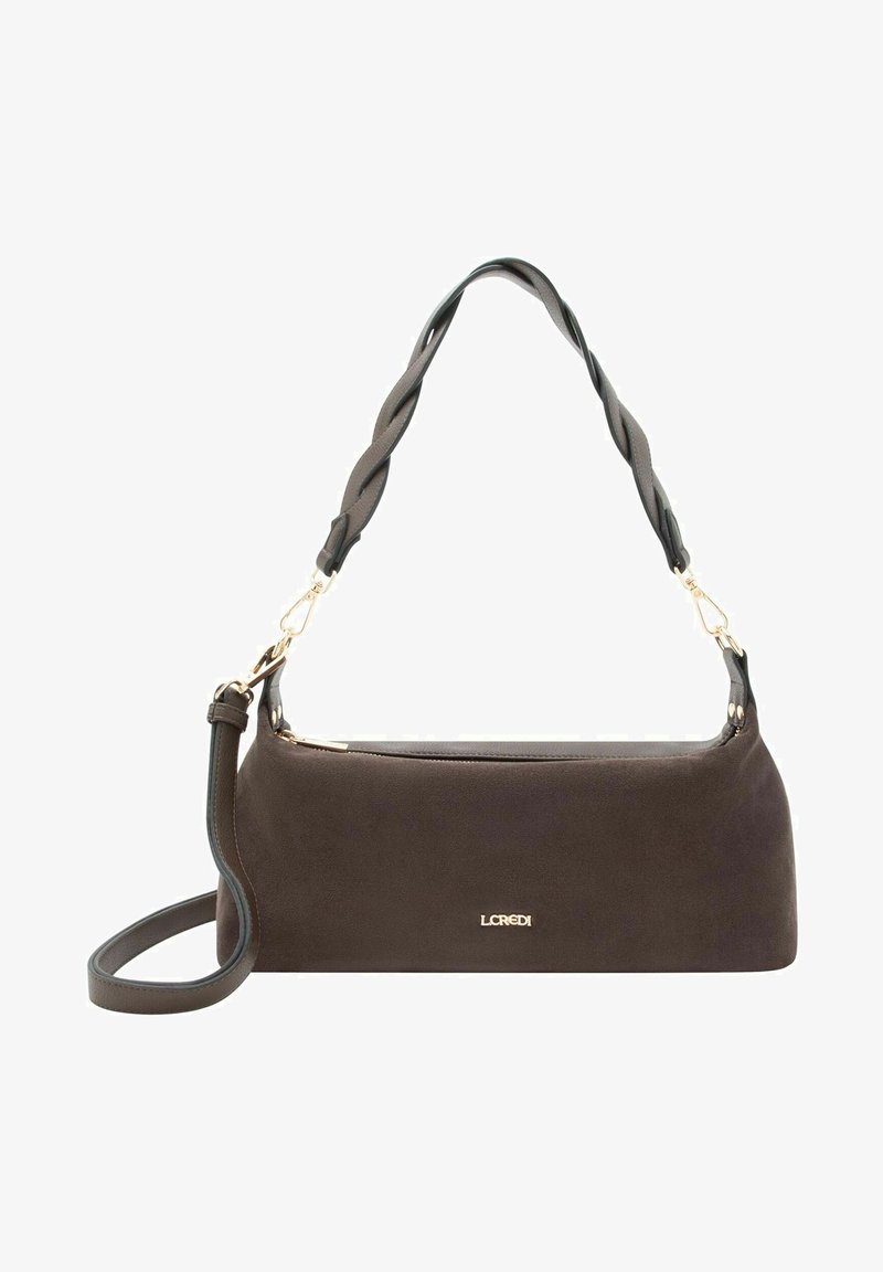 Bruine suède handtas met gevlochten leren handvat en verstelbare riem. Voorzien van een gouden logo-accent en een glad ritssluiting. Casual ontwerp.