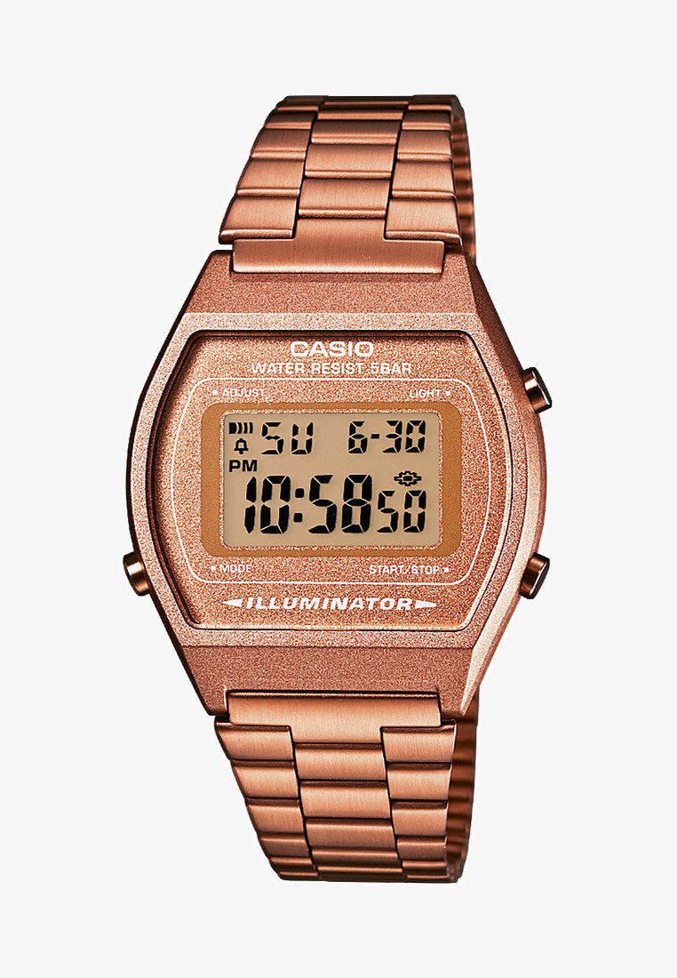 Ceas digital Casio cu brățară din metal roz auriu, carcasă rectangulară, display iluminat și rezistență la apă, afişând ora și data.