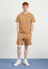 Jordan JUMPMAN CREW - Tricou basic - legend dk brown/(black)