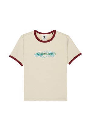 Beige T-shirt met korte mouwen en een geribde kraag en manchetten in bordeauxrood. In het midden een geborduurd "element" logo in blauw en groen met decoratieve accenten.