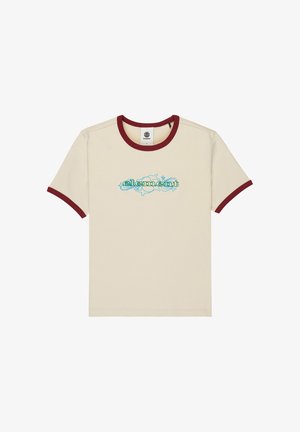 Beige T-shirt met korte mouwen en een geribde kraag en manchetten in bordeauxrood. In het midden een geborduurd "element" logo in blauw en groen met decoratieve accenten.