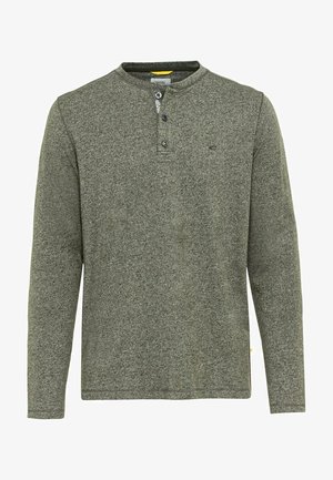 Dunkelgrünes Langarm-Henley-Shirt aus strukturiertem Stoff. Verfügt über eine Knopfleiste mit drei Knöpfen und einem kleinen Logo auf der Brust.