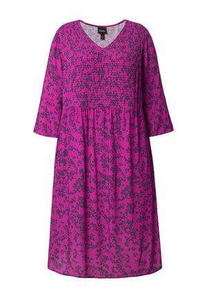 Paarse knielange jurk met donker bloemenpatroon, V-hals, geplooide taille en driekwartmouwen.