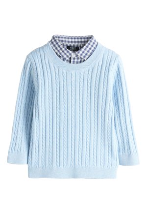 Lichtblauwe kabelgebreide trui met lange mouwen, gedragen over een blauw-wit geruit overhemd met knoopsluiting en kraag.