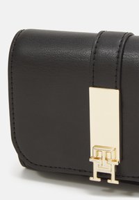 Tommy Hilfiger HERITAGE FLAP - Rahakott - black