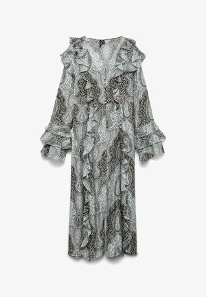 Abito lungo con dettagli arricciati, caratterizzato da un intricato motivo paisley di foglie marroni e bianche e maniche svasate su sfondo bianco.