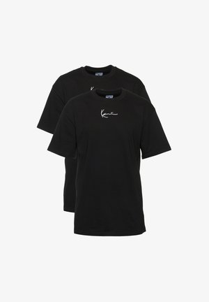 Deux t-shirts en coton noirs à manches courtes, col ras du cou, avec un logo blanc imprimé sur la poitrine. Design décontracté, coupe standard.
