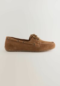 Bruine suède instapschoen met een ronde neus, twee-tint veteraccenten en een flexibele rubberen zool voor comfort en duurzaamheid.