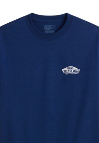 Navyblaues Baumwoll-T-Shirt mit einem weißen Vans "Off the Wall" Logo auf der linken Brust. Klassischer Rundhalsausschnitt, weiche Textur.