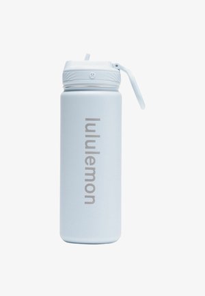 Lichtblauwe Lululemon waterfles met schroefdeksel, opklapbaar rietje en handvat op een witte achtergrond.