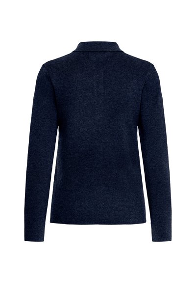 Jūras zila, garām piedurknēm polo krekls, izgatavots no mīksta adījuma auduma. Satur klasisku apkakli un ribotu apdari apkakles un piedurkņu galos.