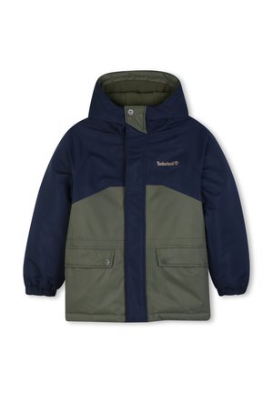 Veste à capuche bleu marine et vert olive avec poches avant pressionnées et logo Timberland sur la poitrine, conçue pour temps froid.