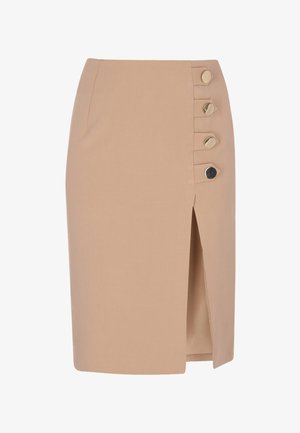 Beżowa ołówkowa spódnica z przednim rozcięciem i czterema ozdobnymi guzikami po jednej stronie.