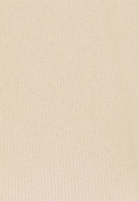 Tecido beige texturizado com um delicado padrão de nervuras, apresentando uma superfície suave e suave. Ideal para estofamento e aplicações de moda.
