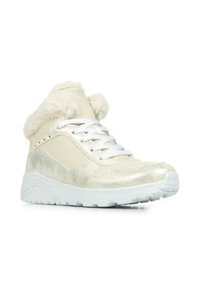 Baskets montantes en cuir métallisé crème avec un col en fausse fourrure, lacets blancs et semelle en caoutchouc texturée. Comprend des accents perforés.