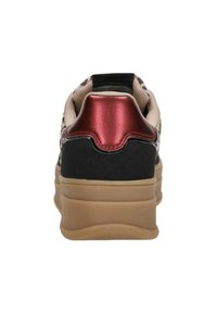 Zwarte en tan sneaker met een glanzende bordeauxrode hielcap, stoffen bovenkant, textuurdetails en een stevige gumzool. Achteraanzicht toont de designelementen.