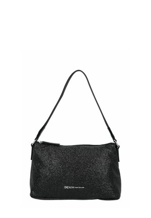 Sac à main noir avec une texture pailletée, doté d'une seule bandoulière, d'une fermeture éclair et d'un détail de marque à l'avant inférieur.