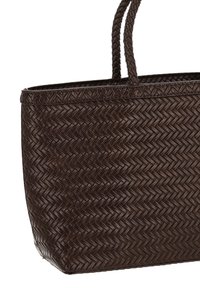 Bruine geweven draagtas met een visgraatmotief, rechthoekige vorm en twee gevlochten handvatten. Gemaakt van synthetisch materiaal, met een gladde textuur.