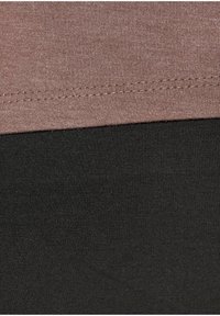 Zwei Stofflagen: eine braune, strukturierte obere Lage über einer glatten schwarzen unteren Lage. Sichtbare Naht entlang der Kante. Weiche Materialien.