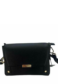 Borsa a tracolla in pelle sintetica nera con finitura testurizzata, dettagli in metallo dorato, chiusura a patta magnetica e tracolla removibile.