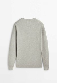 Pull en maille gris clair texturé à manches longues et col rond, montré de dos sur un fond blanc.
