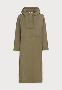 Chaqueta larga con capucha de color verde oliva, con un bolsillo frontal, cordón elástico y mangas cortas, hecha de tela ligera. Textura suave.