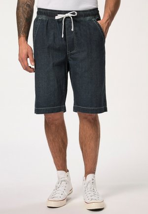 Shorts de mezclilla en azul oscuro, con una cinturilla elástica y un cordón blanco, bolsillos laterales y corte recto.