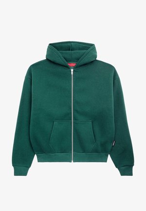 Sudadera verde con cremallera hecha de una tela suave, que cuenta con una capucha, bolsillos frontales y puños y dobladillo de canalé. Diseño simple de color sólido.