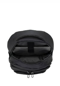 Mochila negra con una abertura con cremallera, que cuenta con un asa superior acolchada y un interior espacioso con un divisor central. Textura de tela suave.