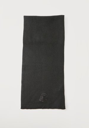 Schwarzer rechteckiger gestrickter Schal mit dezent gesticktem Logo nahe einer Kante auf einem einfarbigen weißen Hintergrund.