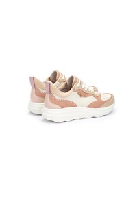 Zapatillas rosa y crema con parte superior de ante y textil, cuello acolchado, cordones blancos y suela de goma texturizada, con detalles de costura sutil.