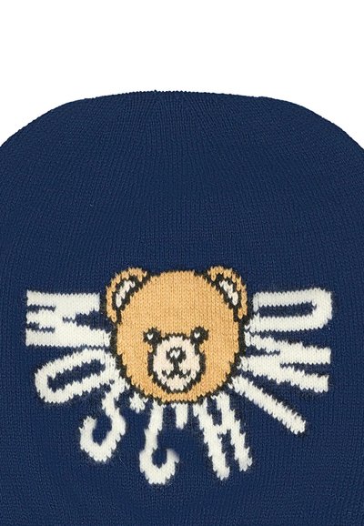 Berretto lavorato a maglia blu con una grafica di un orso cartoonesco in beige, con contorni neri e elementi testuali bianchi che si irradiano dall'orso.