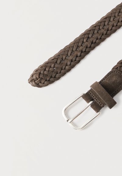 Ceinture en cuir tressé marron avec une boucle en métal argenté sur fond blanc.