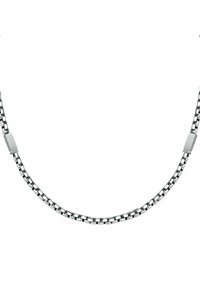 Collana in metallo argento con design piatto, caratterizzata da anelli interbloccati e una chiusura rettangolare. Texture liscia e colore uniforme su tutta la superficie.