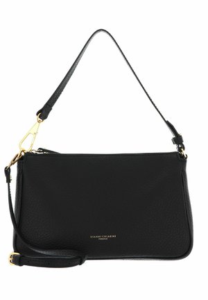 Borsa a spalla in pelle nera con finitura testurizzata, hardware dorato, tracolla regolabile e chiusura con zip. Nome della marca in rilievo sulla parte anteriore.