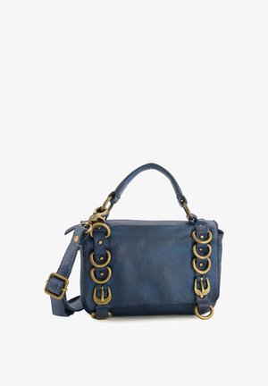 Blå læderhåndtaske med en struktureret rektangulær form, der har messinghardware, et topbærhåndtag og en justerbar skulderstrop.