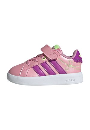 Roze en paarse Adidas kindersneaker met klittenbandsluiting, drie paarse strepen, groene veterdetail en witte zool.