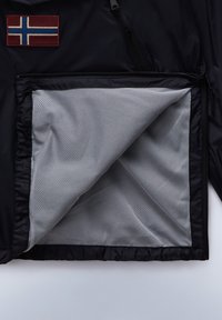 Zwarte jas met een geborduurd Noors vlagpatch, voorzien van een ritsmesh pocket gevoerd met grijs mesh materiaal.