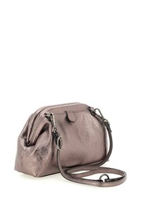 Borsa a forma rotonda in oro rosa metallizzato, con una texture lucida e una tracolla rimovibile. Caratterizzata da una chiusura a zip superiore.