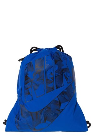 Blauwe Nike rugzak met trekkoord, zwarte abstracte print en groot gestileerd Nike-logo aan de voorkant.