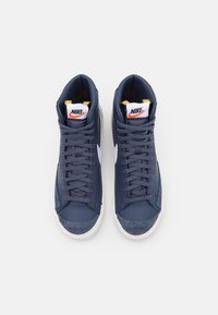 Nike Sportswear BLAZER '77 UNISEX - Sapatilhas de cano alto - thunder blue/white/blue-sail/team orange