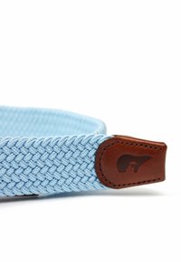 Cinturino in tessuto blu chiaro intrecciato con un accento in pelle marrone, caratterizzato da un logo impresso, che mostra un motivo testurizzato e un design regolabile.