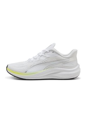 Zapatilla de correr blanca con parte superior de malla, suela acolchada, logo de Puma en el lateral y un sutil detalle amarillo cerca del borde de la suela, vista desde un lateral.