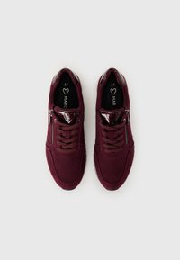 Baskets bordeaux avec une tige texturée, un design perforé, des accents brillants et une fermeture éclair sur le côté ; taille 37. Semelle robuste pour le confort.