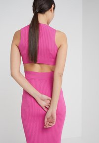 Pinko Pouzdrové šaty - pink